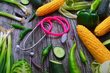 Verduras, legumes, cereal e estetoscópio.